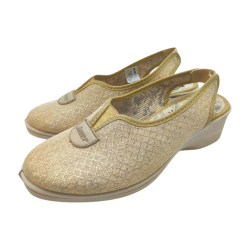 Sandalias de señora para verano con puntera cerrada y elástico central para mejor agarre. Marca Javer.